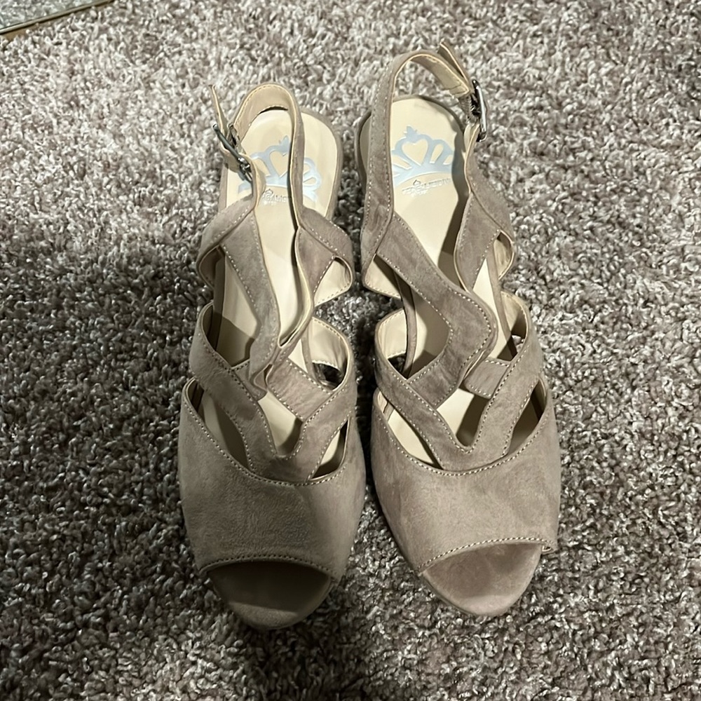 Nude wedges